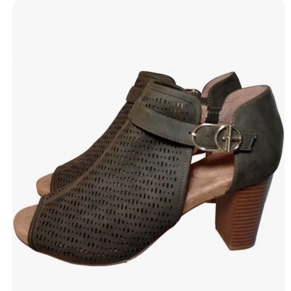 Giant Bernini Jaccea Peeop Toes in Olives- S-8.5